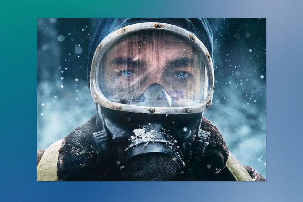 Close-up of a person in a frosted diving helmet or gas mask surrounded by snow. Their eyes are visible through the frosty visor, hinting at a dramatic or cinematic context. Scene from Netflix's The Eternaut.